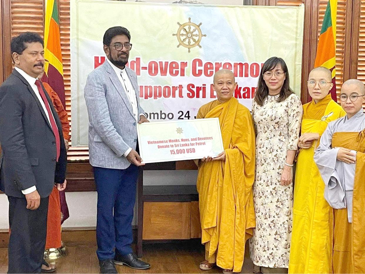 Tăng ni, phật tử Việt Nam trao tiền ủng hộ nhân dân Sri Lanka. Ảnh: ÐSQ Việt Nam ở Sri Lanka cung cấp