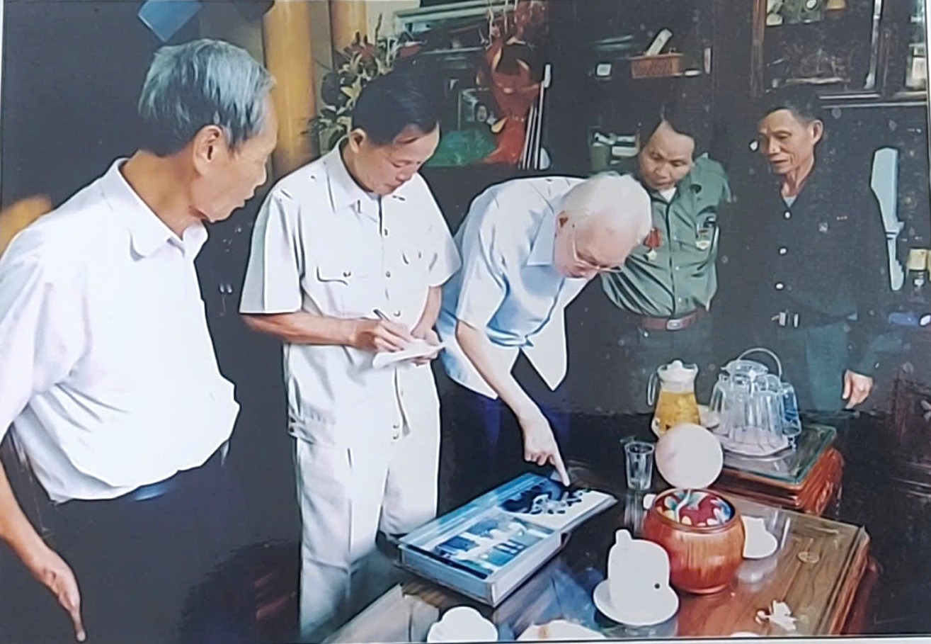 Ông Lê Đức Thịnh (thứ 2 từ trái sang) trong lần đi thu thập thông tin phiên hiệu đơn vị TNXP.