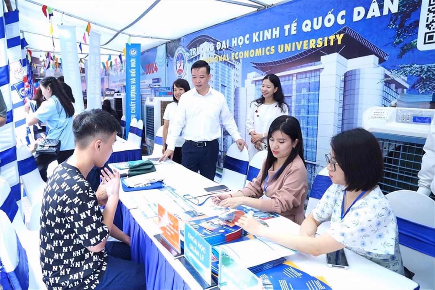Thí sinh tìm hiểu thông tin đăng kí nguyện vọng xét tuyển vào Trường ĐH Kinh tế Quốc dân năm 2024. Ảnh: Diệp An