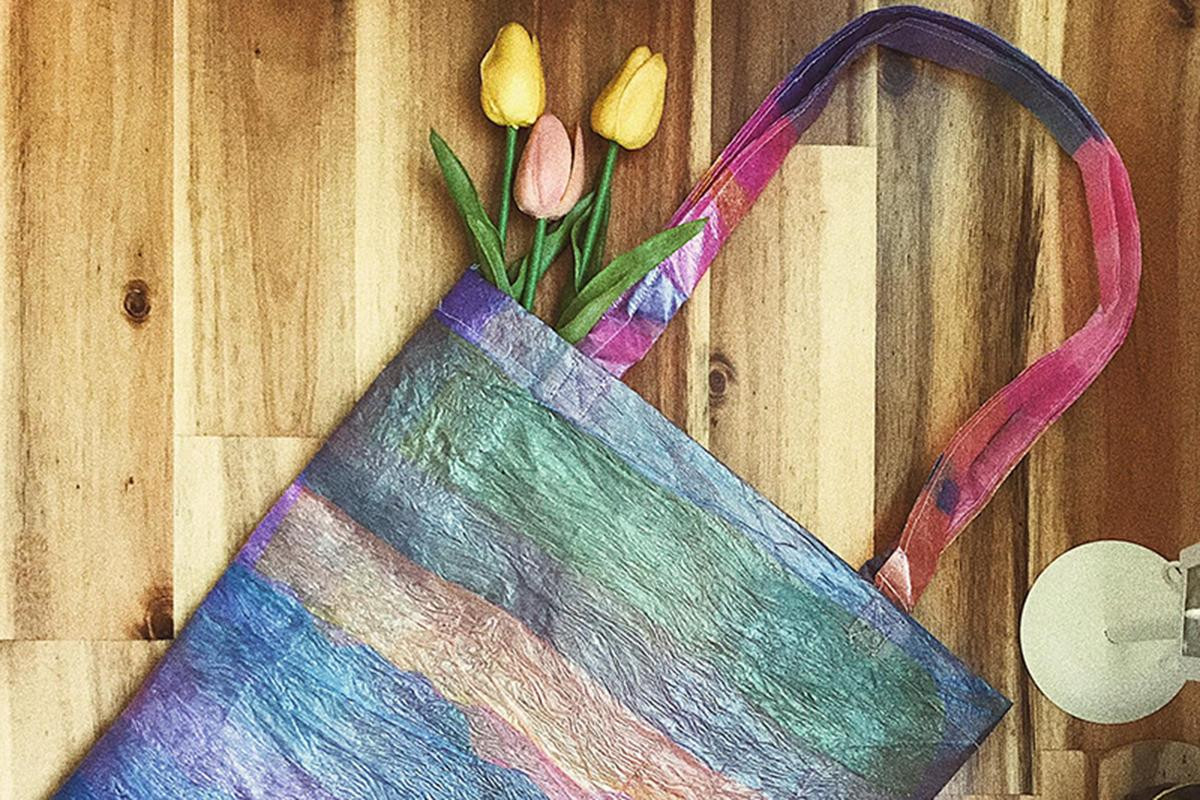 Chiếc túi nhiều màu sắc được Vũ Lê Nam Trân may từ nilong tái chế