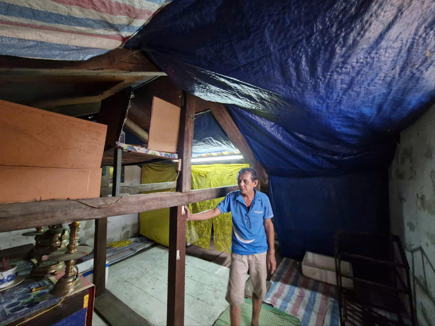 Ông Võ Văn Hội và người thân ở trong ngôi nhà cổ xuống cấp nhiều năm nay Ông Võ Văn Hội và người thân ở trong ngôi nhà cổ xuống cấp nhiều năm nay