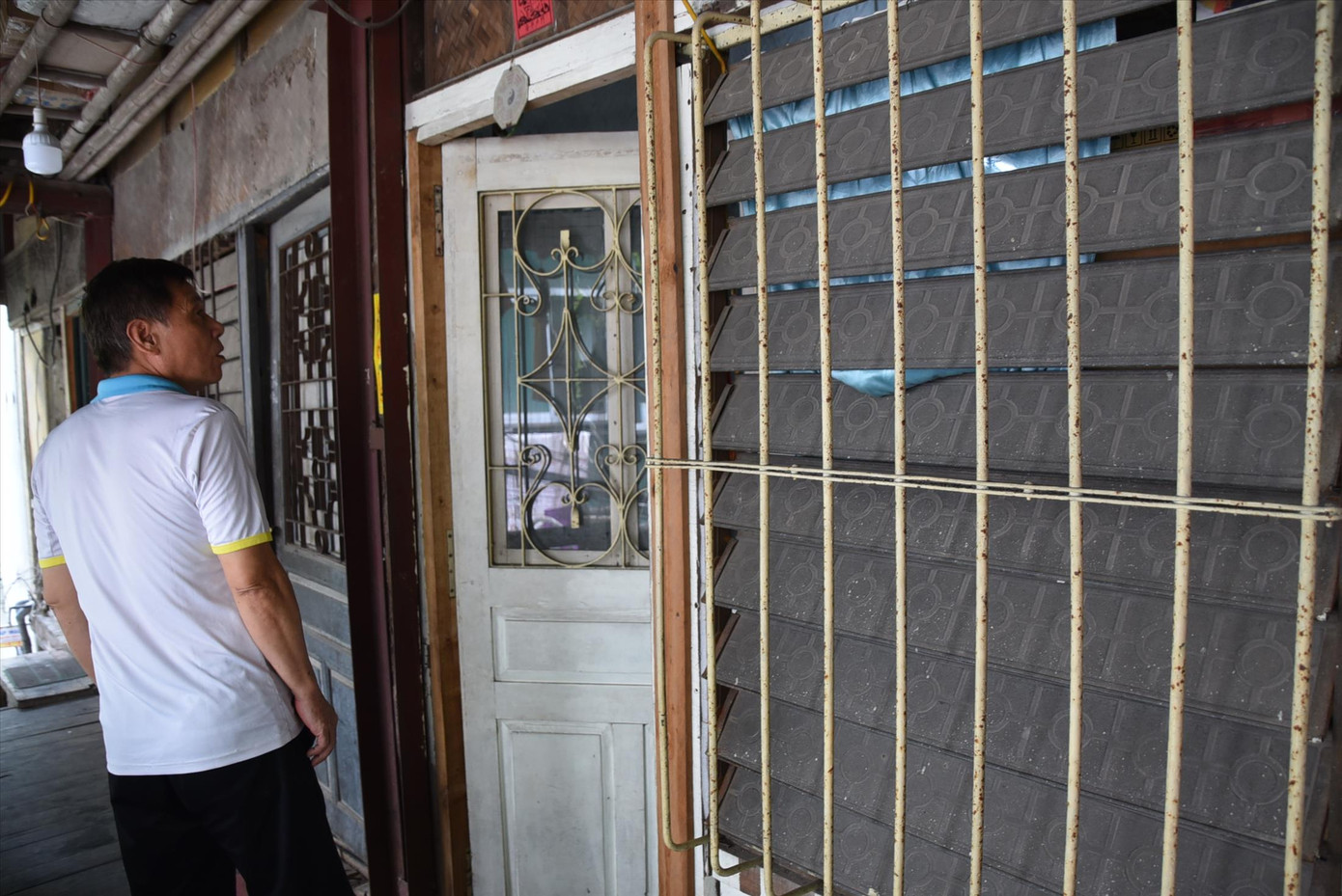 Tầng 2 khu nhà gỗ số 10 hiện không còn chủ hộ nào dám sinh sống