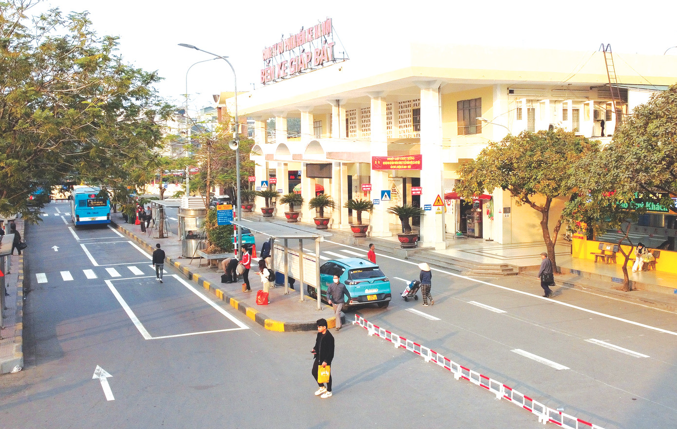 Quảng trường Bến xe Giáp Bát vừa được chỉnh trang lại hạ tầng theo hướng đi lại thuận tiện, văn minh