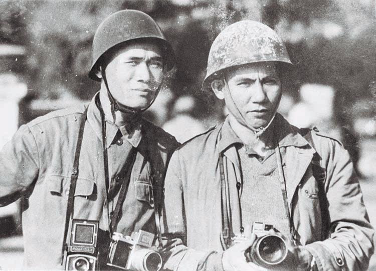 Nhà báo Mai Nam (phải) tại nơi tuyến lửa trong chiến tranh Nhà báo Mai Nam (phải) tại nơi tuyến lửa trong chiến tranh