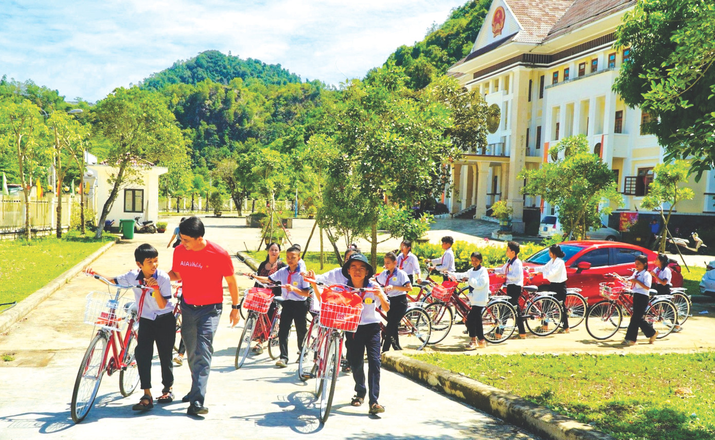 Tính đến thời điểm này, chương trình đã trao tặng hơn 25.000 chiếc xe đạp, hơn 700 hợp đồng bảo hiểm nhân thọ trị giá 20 triệu đồng mỗi hợp đồng, hàng chục ngàn suất học bổng, dụng cụ học tập Tính đến thời điểm này, chương trình đã trao tặng hơn 25.000 chiếc xe đạp, hơn 700 hợp đồng bảo hiểm nhân thọ trị giá 20 triệu đồng mỗi hợp đồng, hàng chục ngàn suất học bổng, dụng cụ học tập