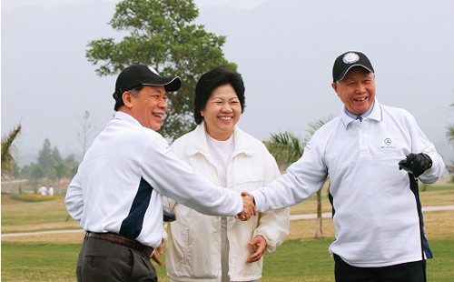 GS Đào Nguyên Cát (phải) trong một sự kiện do Thời báo Kinh tế VN tổ chức GS Đào Nguyên Cát (phải) trong một sự kiện do Thời báo Kinh tế VN tổ chức