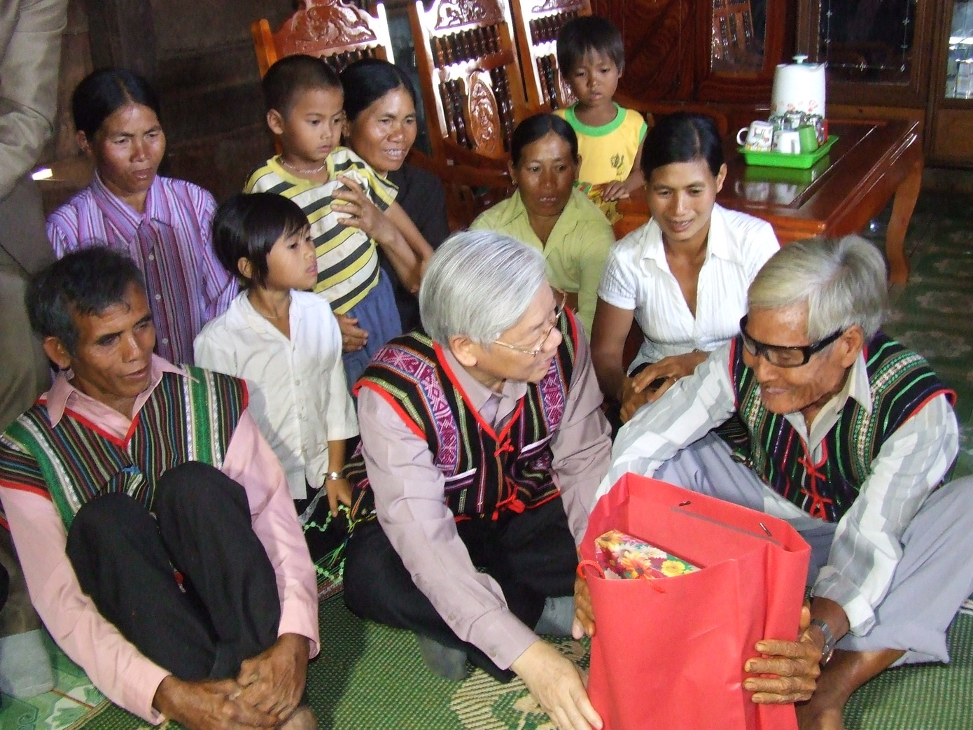 Tổng Bí thư Nguyễn Phú Trọng thăm già làng Điểu N’Hinh xã Quảng Tâm, huyện Tuy Đức, tỉnh Đắc Nông tháng 12/2012. Ảnh: Hồng Hải