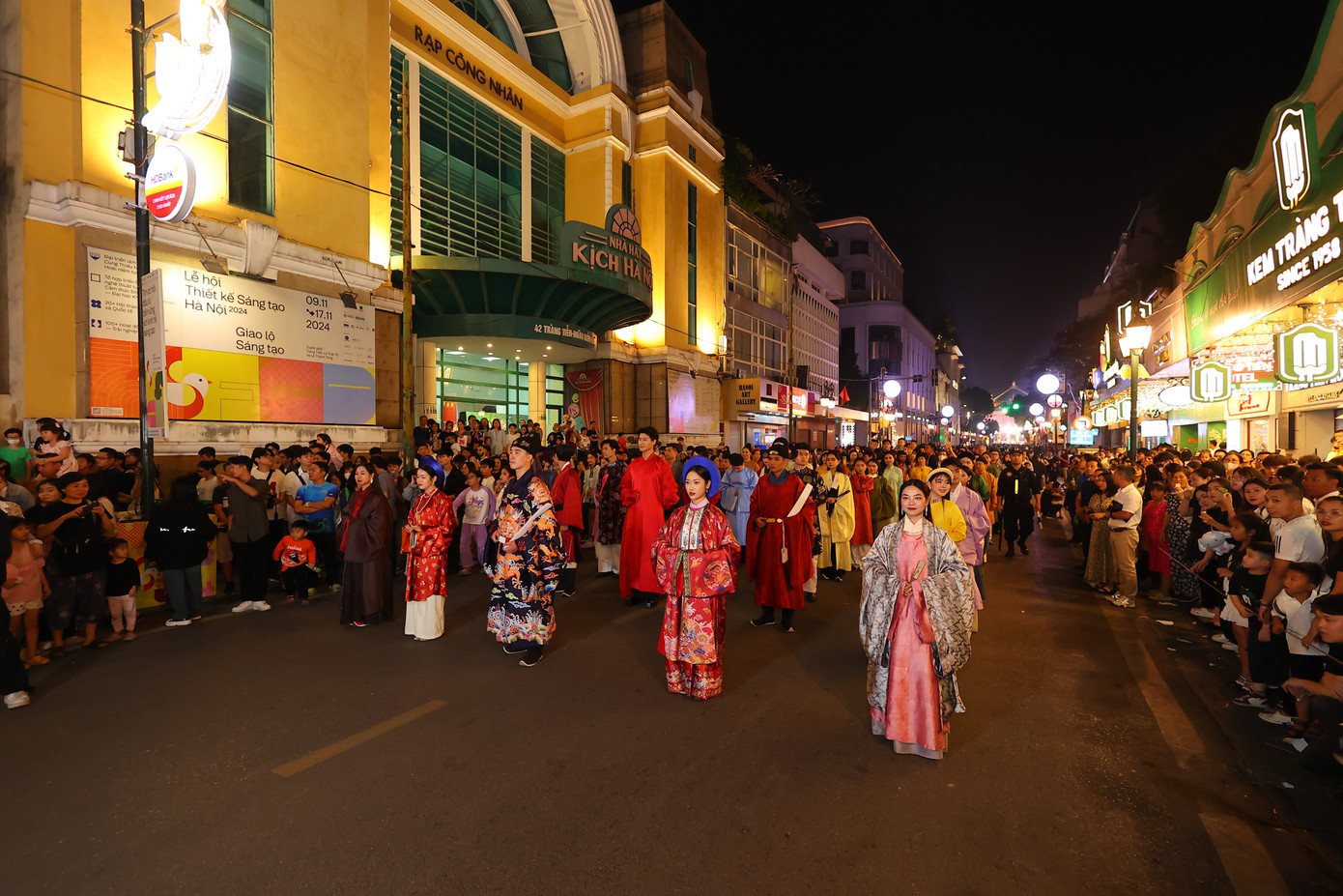 Được thưởng thức các hoạt động văn hóa trên phố đi bộ Hồ Gươm đã trở thành thói quen của du khách khi đến Thủ đô Được thưởng thức các hoạt động văn hóa trên phố đi bộ Hồ Gươm đã trở thành thói quen của du khách khi đến Thủ đô