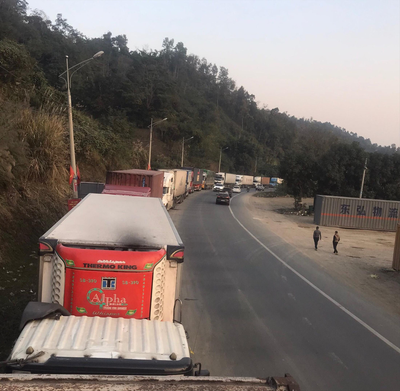 Ðoàn xe ô tô chở nông sản đỗ dài trên tuyến quốc lộ 1A. Ảnh: Bích Hợp Ðoàn xe ô tô chở nông sản đỗ dài trên tuyến quốc lộ 1A. Ảnh: Bích Hợp