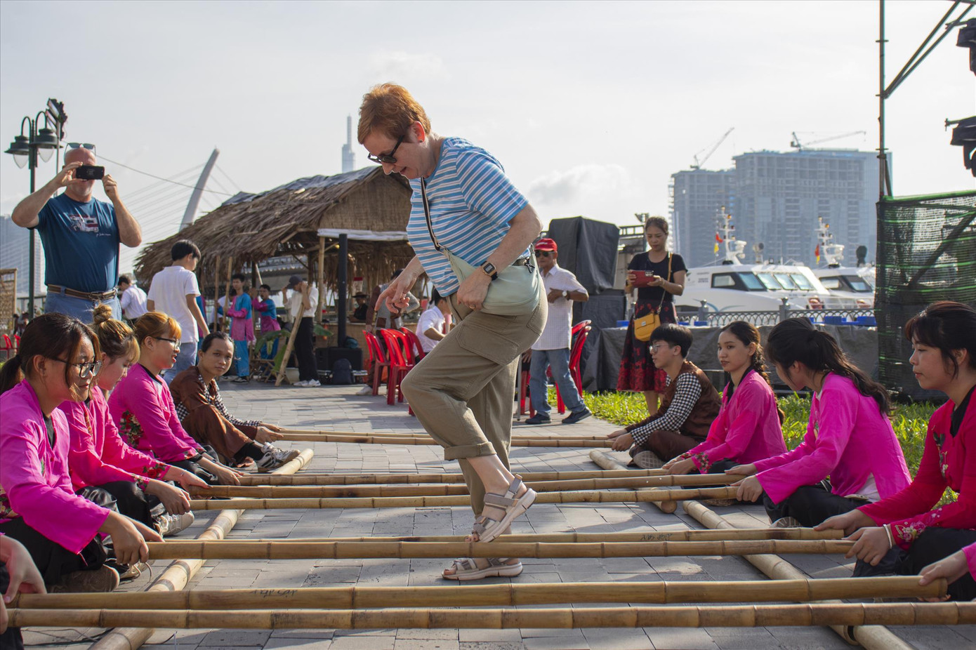 Du khách vui chơi tại Bến Bạch Đằng, TPHCM Du khách vui chơi tại Bến Bạch Đằng, TPHCM