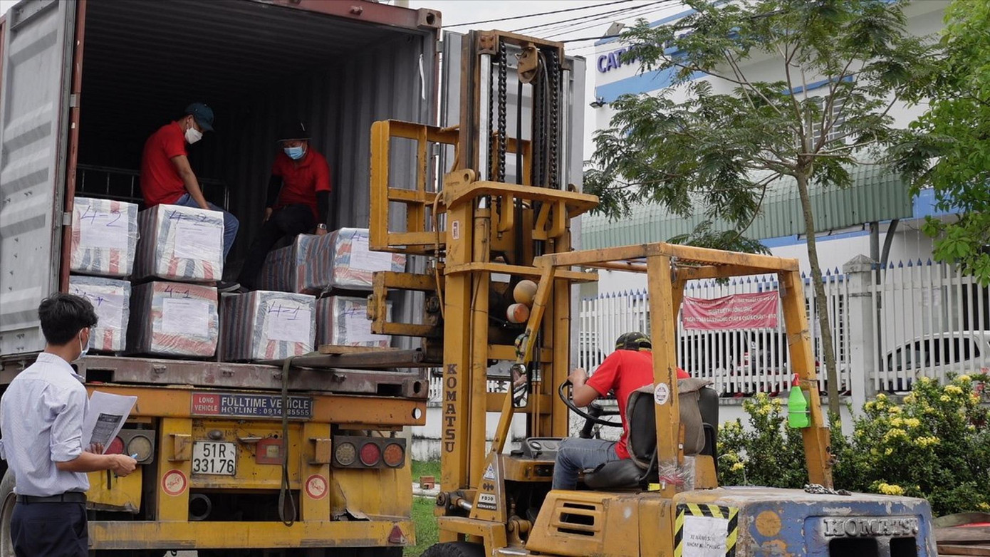 Công ty CP SX Thiết bị điện công nghiệp Cát Vạn Lợi chuẩn bị lô hàng xuất sang thị trường ngoại