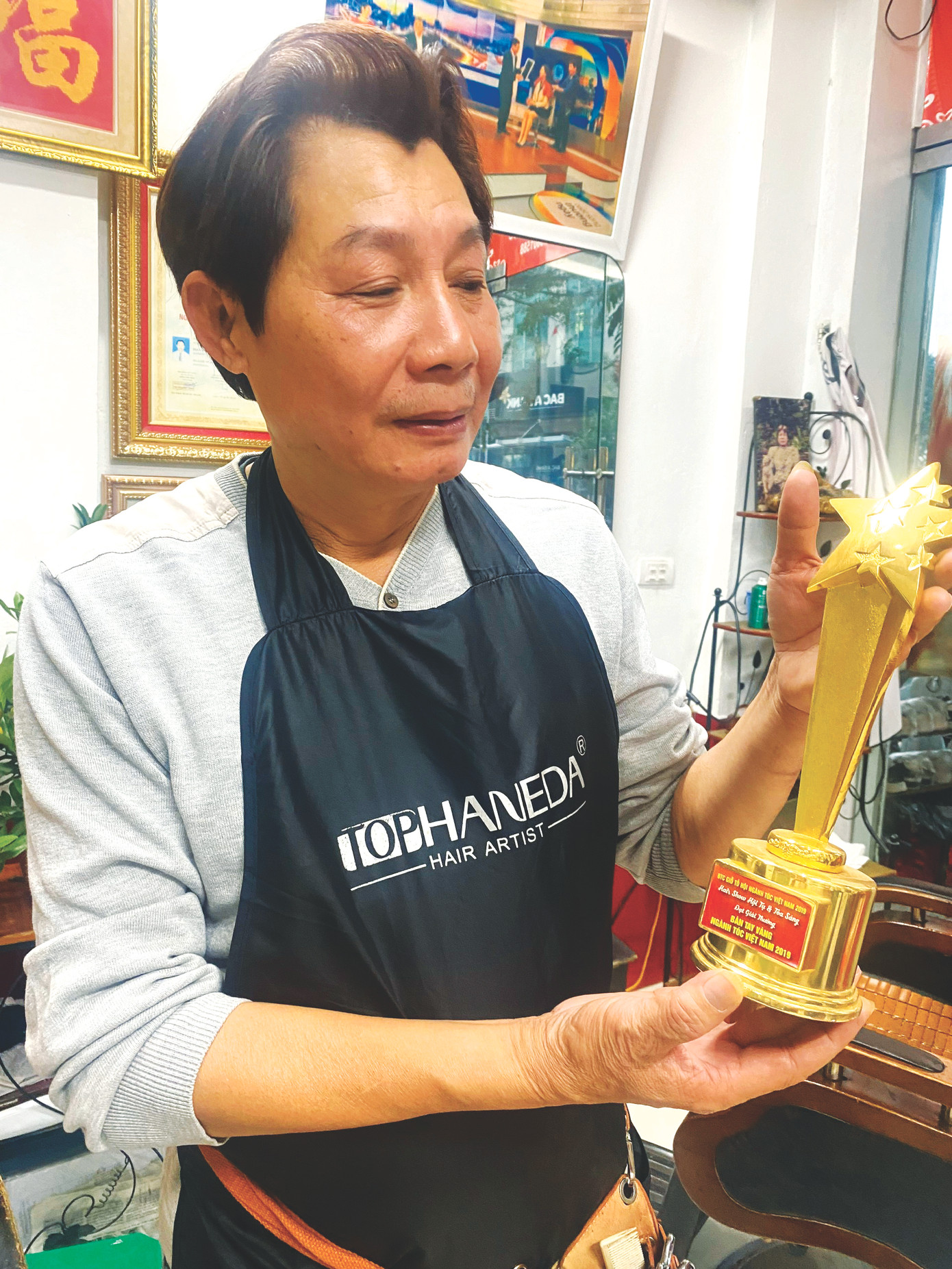 Sau hơn 40 năm giữ nghề, Phạm Duy Hào đã nhận được nhiều giải thưởng danh giá trong ngành tóc