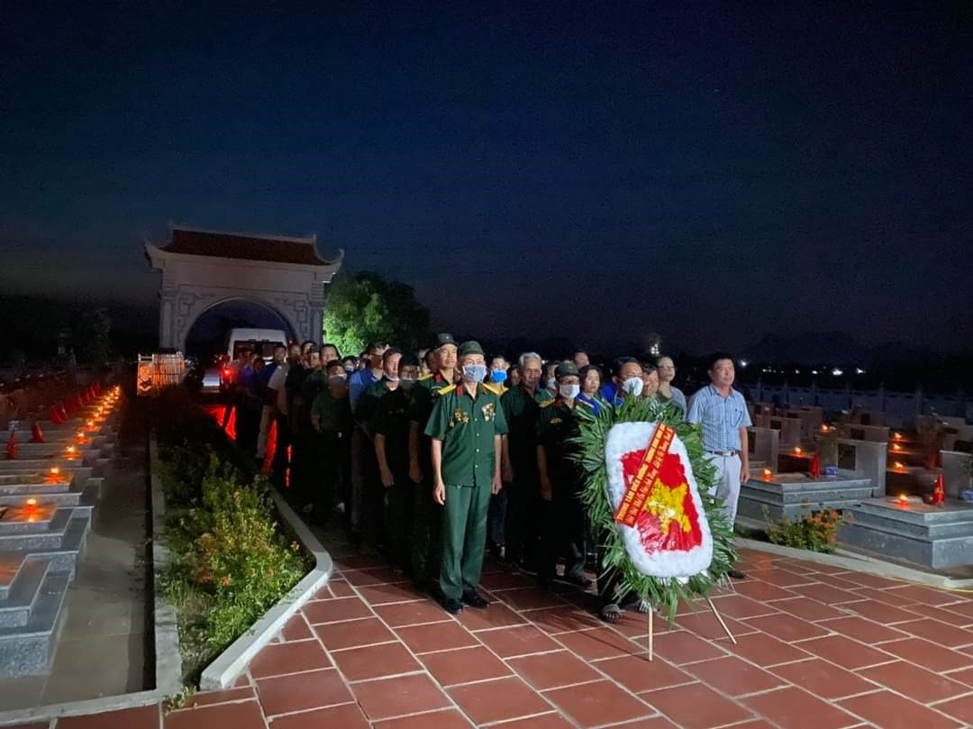 Nghi thức dâng hương nghĩa trang vào tối 27/7.