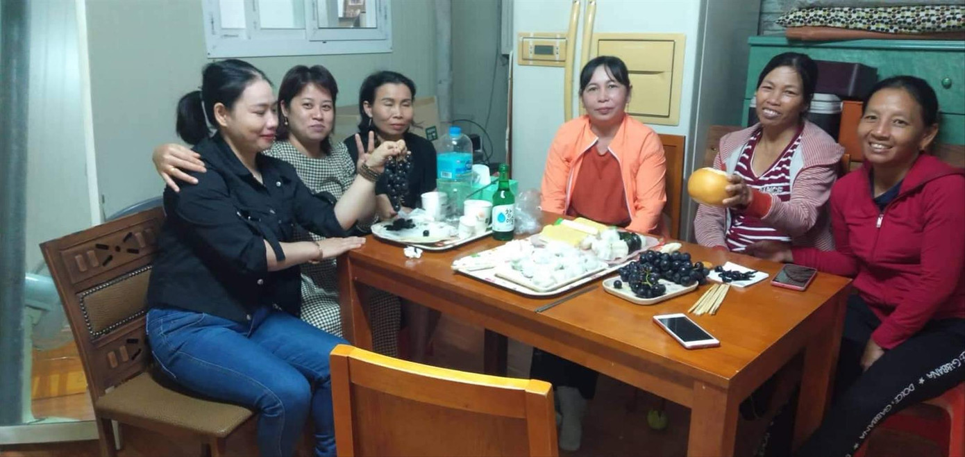 Lao động ở xứ người, những nông dân HòaVang vẫn thường xuyên gặp gỡ, tụ họp để vơi bớt nỗi nhớ nhà. Ảnh: S.T.