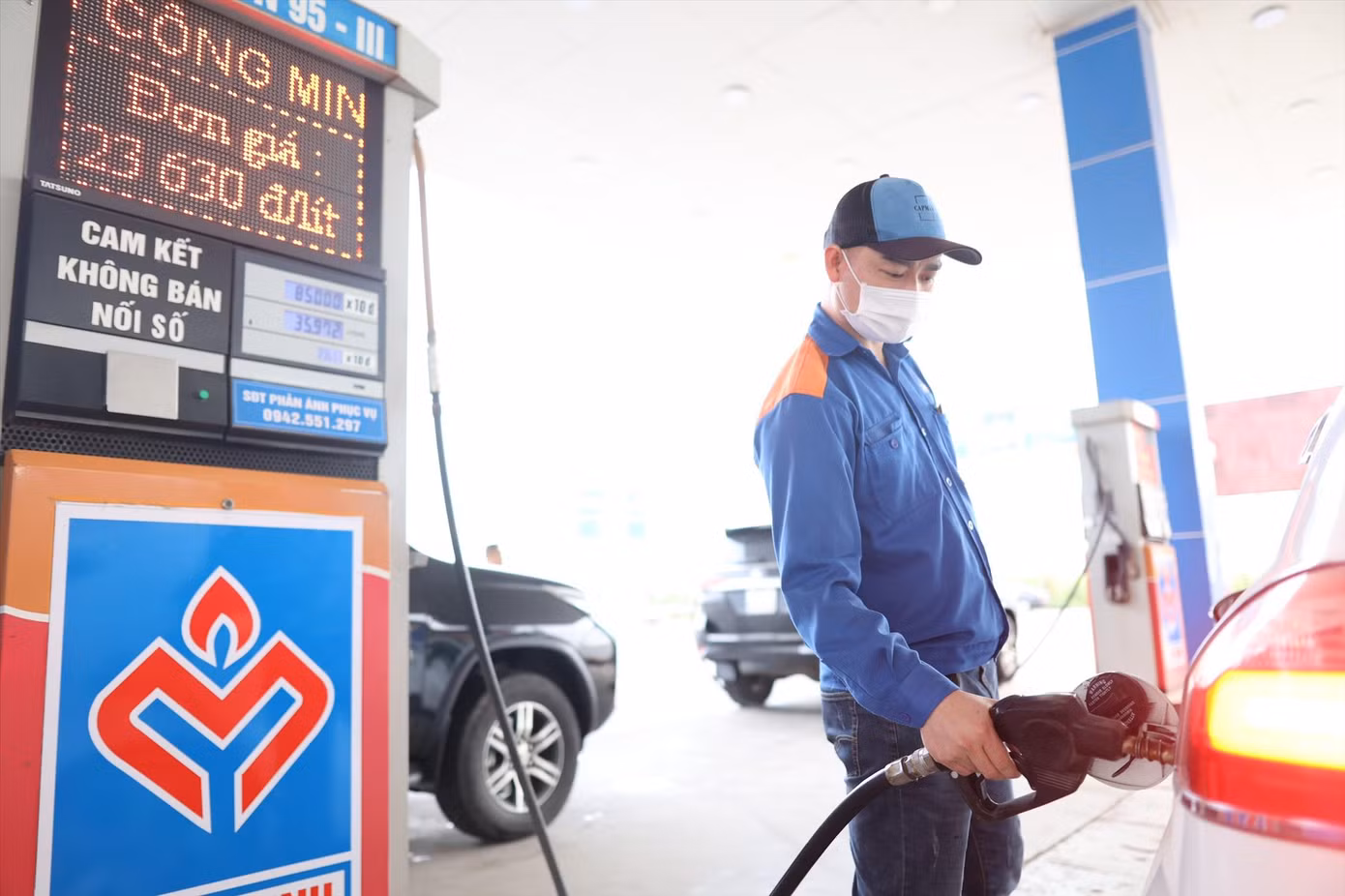 Bộ Công Thương đề xuất rút thời gian điều chỉnh giá xăng dầu xuống còn 7 ngày, cố định vào thứ Năm hằng tuần. Ảnh: Như Ý