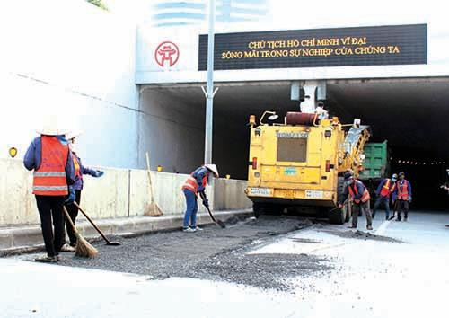 Duy tu, sửa chữa lại mặt đường hầm Kim Liên Duy tu, sửa chữa lại mặt đường hầm Kim Liên