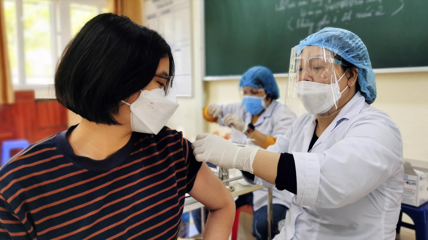 Tiêm vắc xin cho trẻ 12-17 tuổi. Ảnh: Hoàng Mạnh Thắng