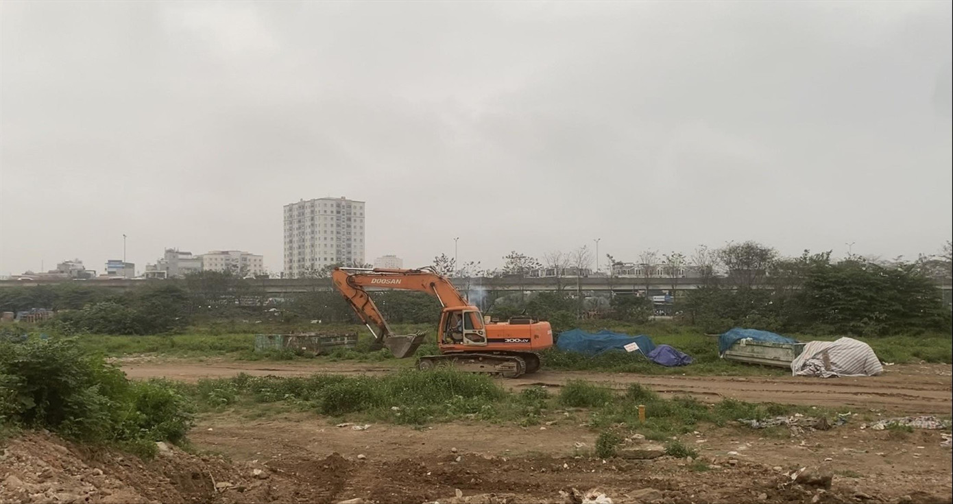 Máy xúc làm việc 24/24 trong bãi tập kết trạc thải của Hòa “cao”. Máy xúc làm việc 24/24 trong bãi tập kết trạc thải của Hòa “cao”.