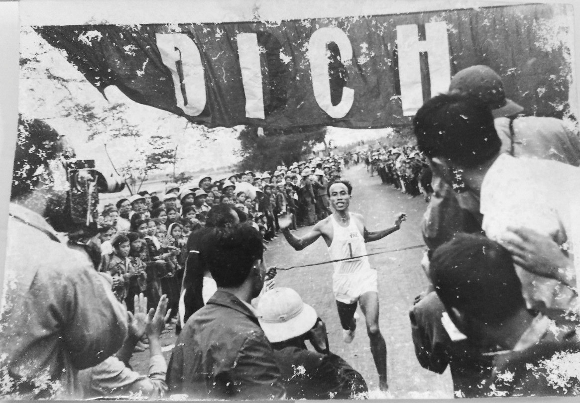 Cụ Bùi Lương trong một lần về nhất ở Tiền Phong Marathon. Cụ Bùi Lương trong một lần về nhất ở Tiền Phong Marathon.