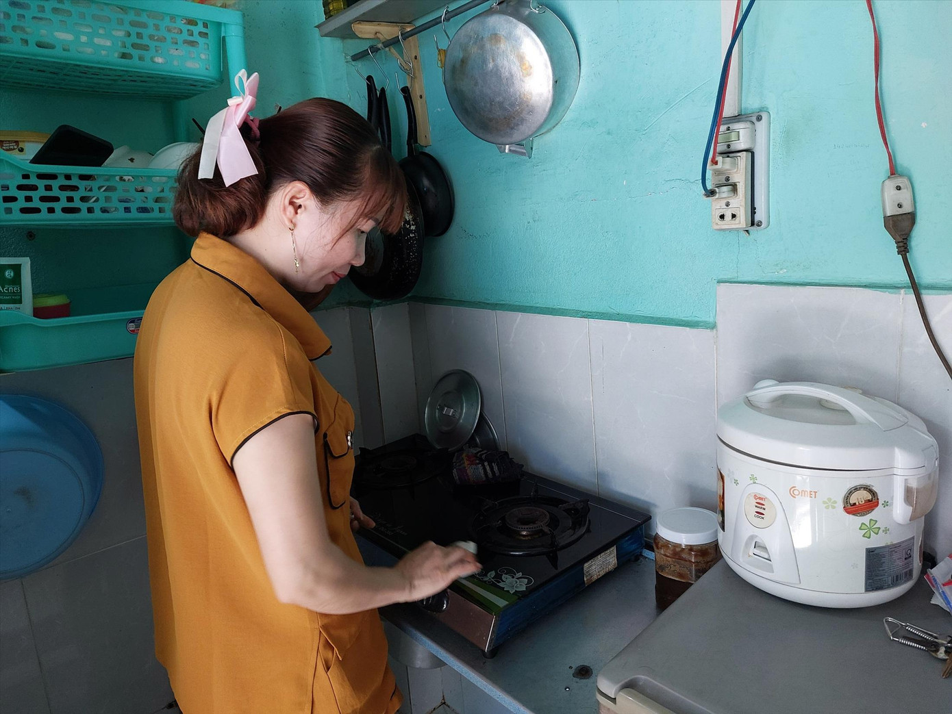 Bị mất việc khi đã 40 tuổi, chị Nguyễn Thị Nga (40 tuổi, quê Nghệ An) gặp nhiều khó khăn khi tìm việc làm mới. Ảnh: U.P