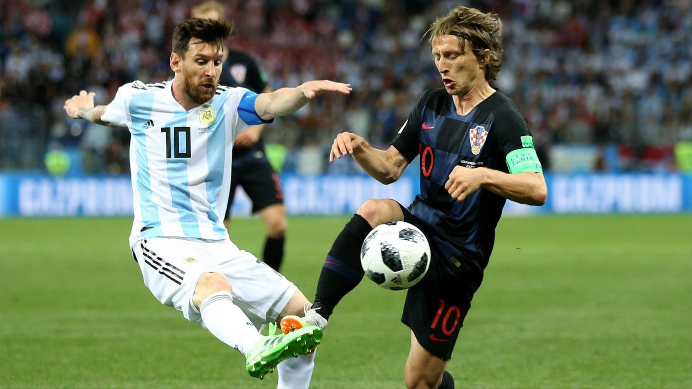 Messi và Modric trong cuộc chạm trán ở World Cup 2018. Ảnh: Getty Images