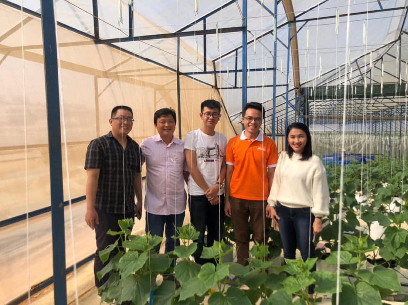 Anh Phi Long, Giám đốc Công ty TNHH Finom (thứ 2 từ phải qua) và khách tham quan tại nông trại thực nghiệm Finom Anh Phi Long, Giám đốc Công ty TNHH Finom (thứ 2 từ phải qua) và khách tham quan tại nông trại thực nghiệm Finom