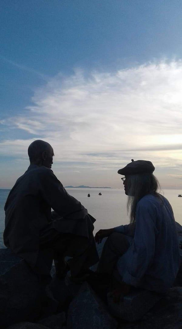 Thầy Tuệ Sỹ và Tâm Nhiên ngồi chơi trên đồi cao Vô Trú Am, ngoài hải đảo Lại Sơn, Kiên Giang 5/2018 Thầy Tuệ Sỹ và Tâm Nhiên ngồi chơi trên đồi cao Vô Trú Am, ngoài hải đảo Lại Sơn, Kiên Giang 5/2018