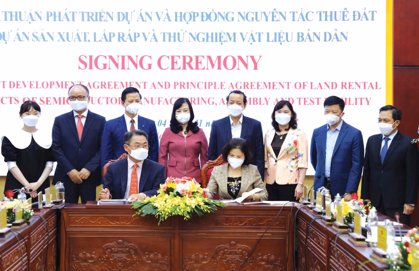 Chủ tịch UBND tỉnh Bắc Ninh Nguyễn Hương Giang và ông Jongrip JI, Chủ tịch Công ty Amkor ký kết thỏa thuận phát triển dự án