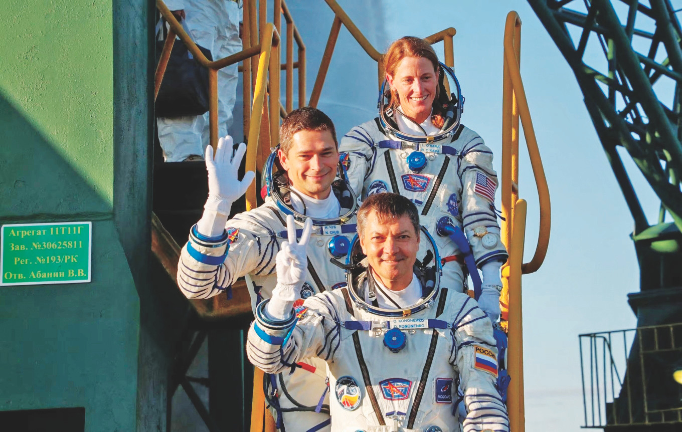 Các phi hành gia Nga và Mỹ lên tàu vũ trụ Soyuz MS-24 tại sân bay vũ trụ Baikonur, Kazakhstan ngày 15/9/2023. Ảnh: Reuters Các phi hành gia Nga và Mỹ lên tàu vũ trụ Soyuz MS-24 tại sân bay vũ trụ Baikonur, Kazakhstan ngày 15/9/2023. Ảnh: Reuters