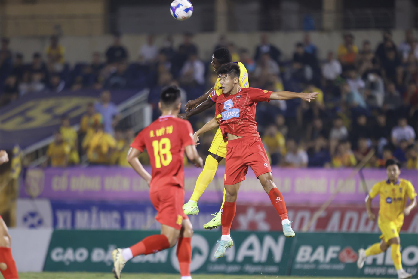 Đông Á Thanh Hoá đang chơi ấn tượng dưới sự dẫn dắt của HLV giàu cá tính Velizar Popov. Ảnh: Anh Tú