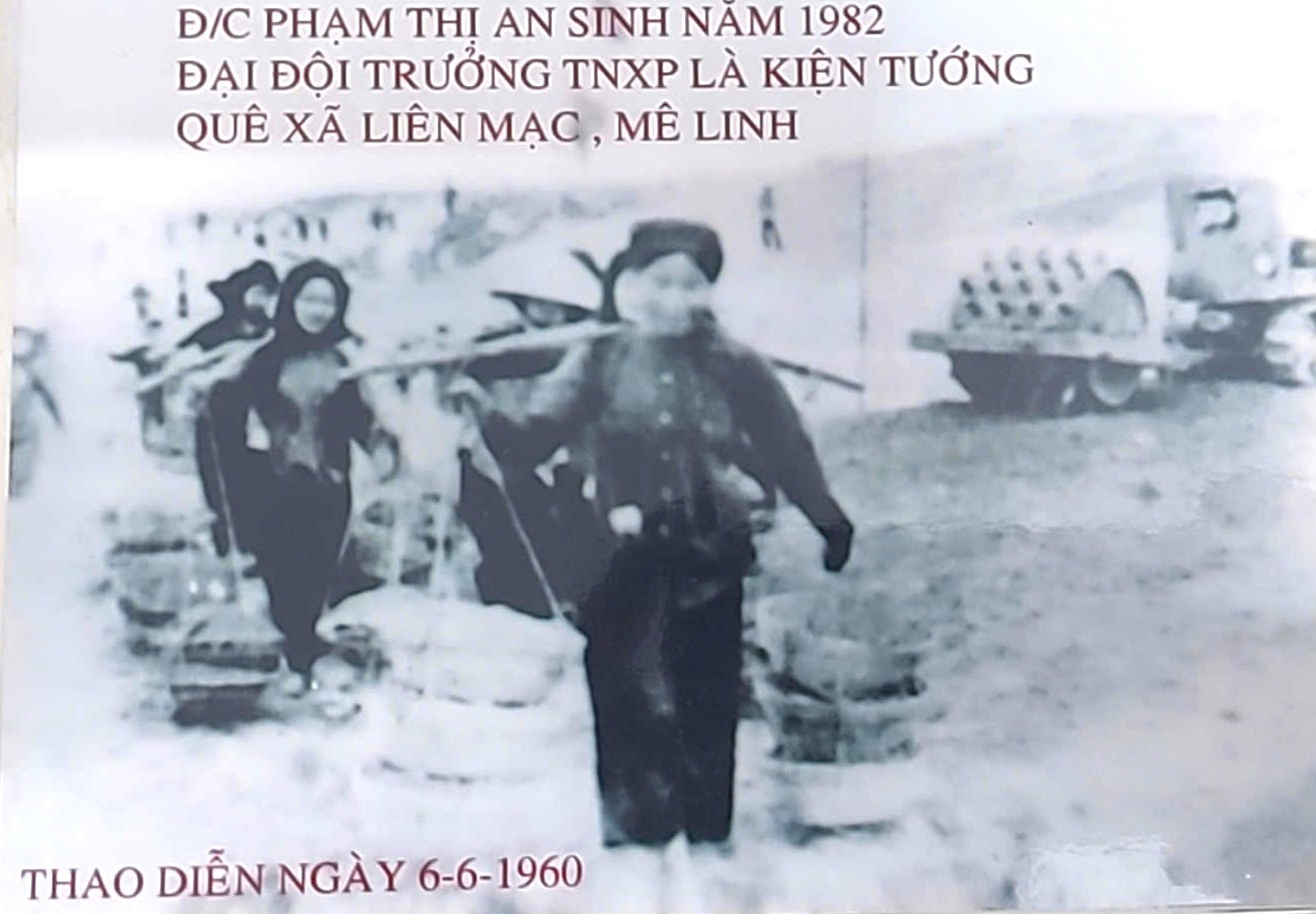 Bà Phạm Thị An, ở xã Liên Mạc (Mê Linh) có thể gánh từ 90 – 120 kg/lượt, được kết nạp Đảng ngay trên công trường.