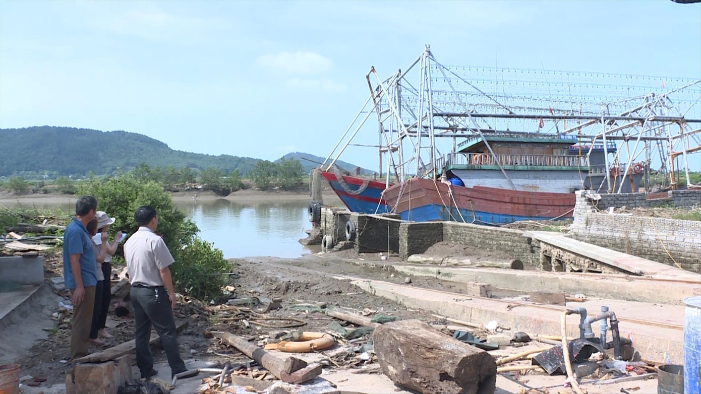 Một tàu cá đóng mới theo NĐ 67 tại huyện Hậu Lộc đang bị Chi cục Thi hành án dân sự huyện Hậu Lộc làm thủ tục thi hành án Một tàu cá đóng mới theo NĐ 67 tại huyện Hậu Lộc đang bị Chi cục Thi hành án dân sự huyện Hậu Lộc làm thủ tục thi hành án