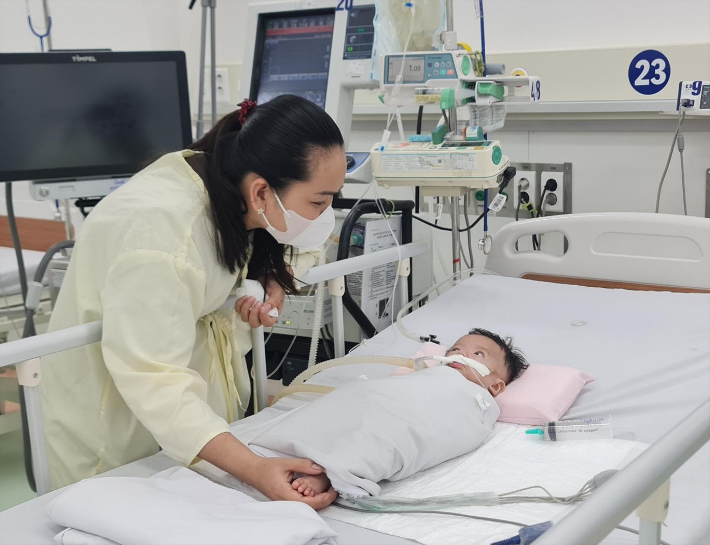 Trẻ mắc bệnh tay chân miệng điều trị tại Bệnh viện Nhi đồng 1 TPHCM. Ảnh: Vân Sơn Trẻ mắc bệnh tay chân miệng điều trị tại Bệnh viện Nhi đồng 1 TPHCM. Ảnh: Vân Sơn