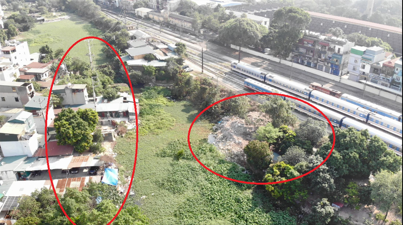 Hồ Ga Gia Lâm bị đổ thải, san lấp, lấn chiếm tại nhiều vị trí (khoanh tròn trong ảnh) nhưng chủ tịch phường nói "bận họp" Hồ Ga Gia Lâm bị đổ thải, san lấp, lấn chiếm tại nhiều vị trí (khoanh tròn trong ảnh) nhưng chủ tịch phường nói "bận họp"