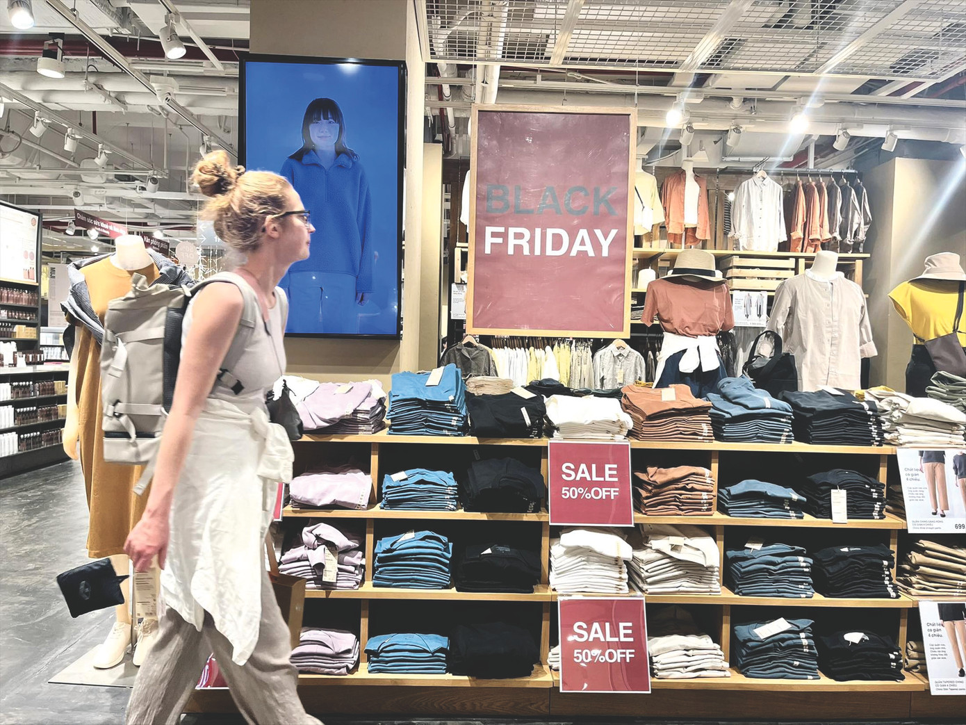 Các thương hiệu tung hàng loạt chương trình giảm giá nhưng không thu hút được nhiều khách. Ảnh: PV Các thương hiệu tung hàng loạt chương trình giảm giá nhưng không thu hút được nhiều khách. Ảnh: PV