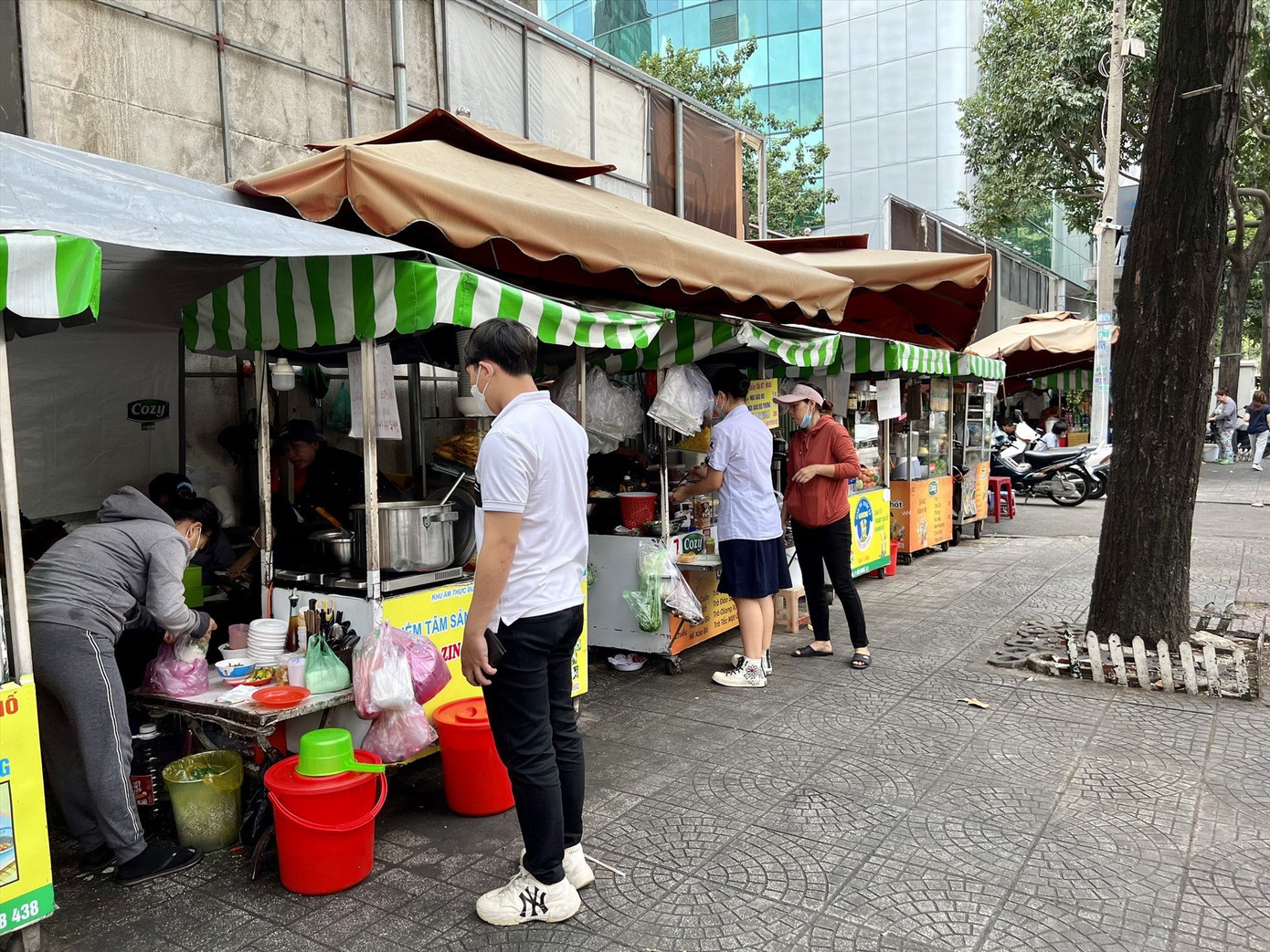 Các gian hàng tại phố hàng rong trên đường Nguyễn Văn Chiêm (quận 1, TPHCM)