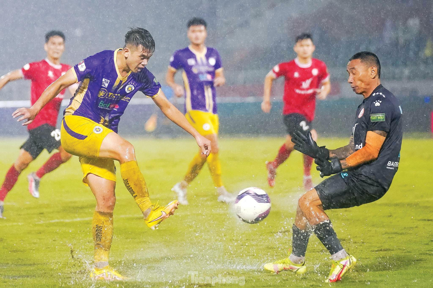 Trận thua 0-6 trước Hà Nội đã khiến Tp Hồ Chí Minh rớt xuống cuối bảng xếp hạng V-League 2022. Ảnh: Phạm Nguyễn Trận thua 0-6 trước Hà Nội đã khiến Tp Hồ Chí Minh rớt xuống cuối bảng xếp hạng V-League 2022. Ảnh: Phạm Nguyễn