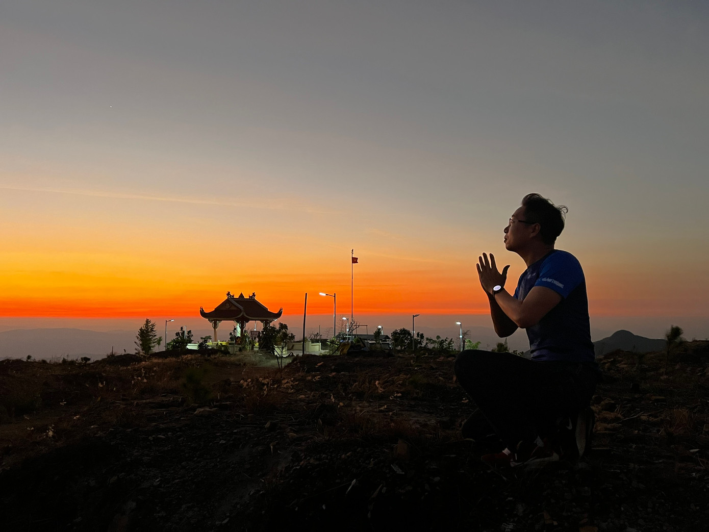 Tác giả trên đỉnh Charlie lúc hoàng hôn