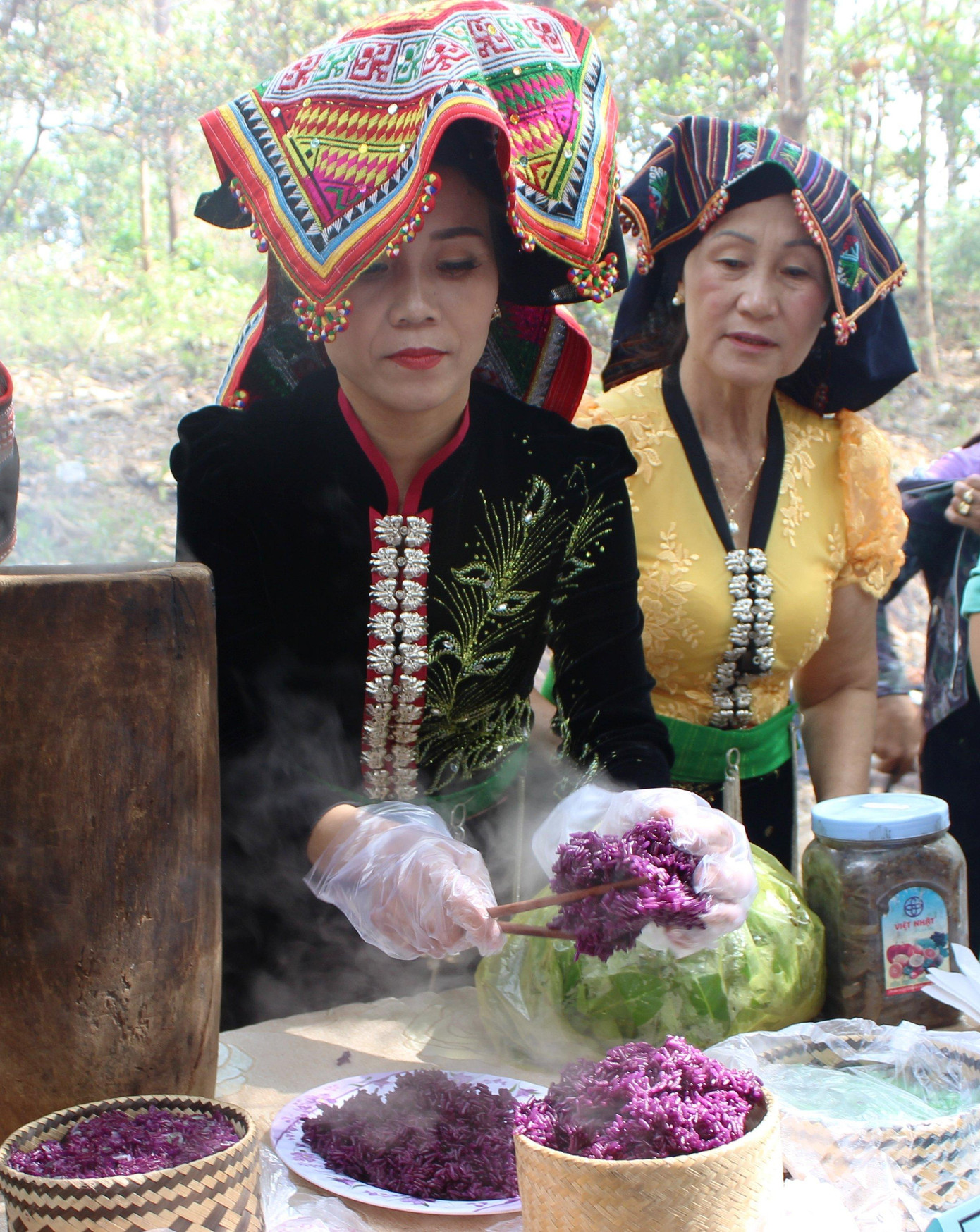 Chị Lù Thị Hạnh tham gia đồ xôi tím bằng chõ trong một lễ hội