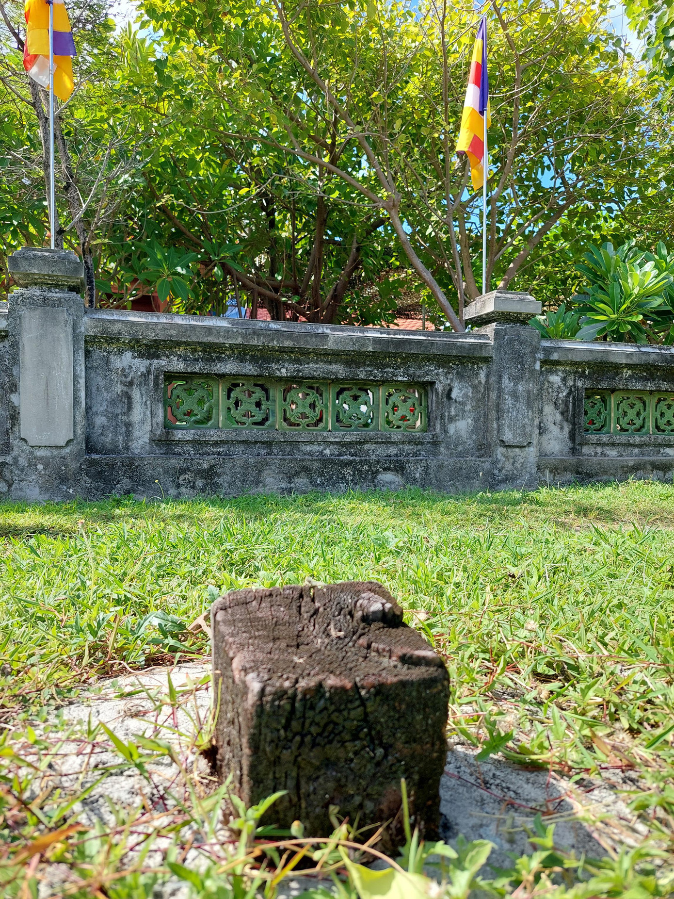 Dấu tích cũ trước chùa Trường Sa Lớn Dấu tích cũ trước chùa Trường Sa Lớn