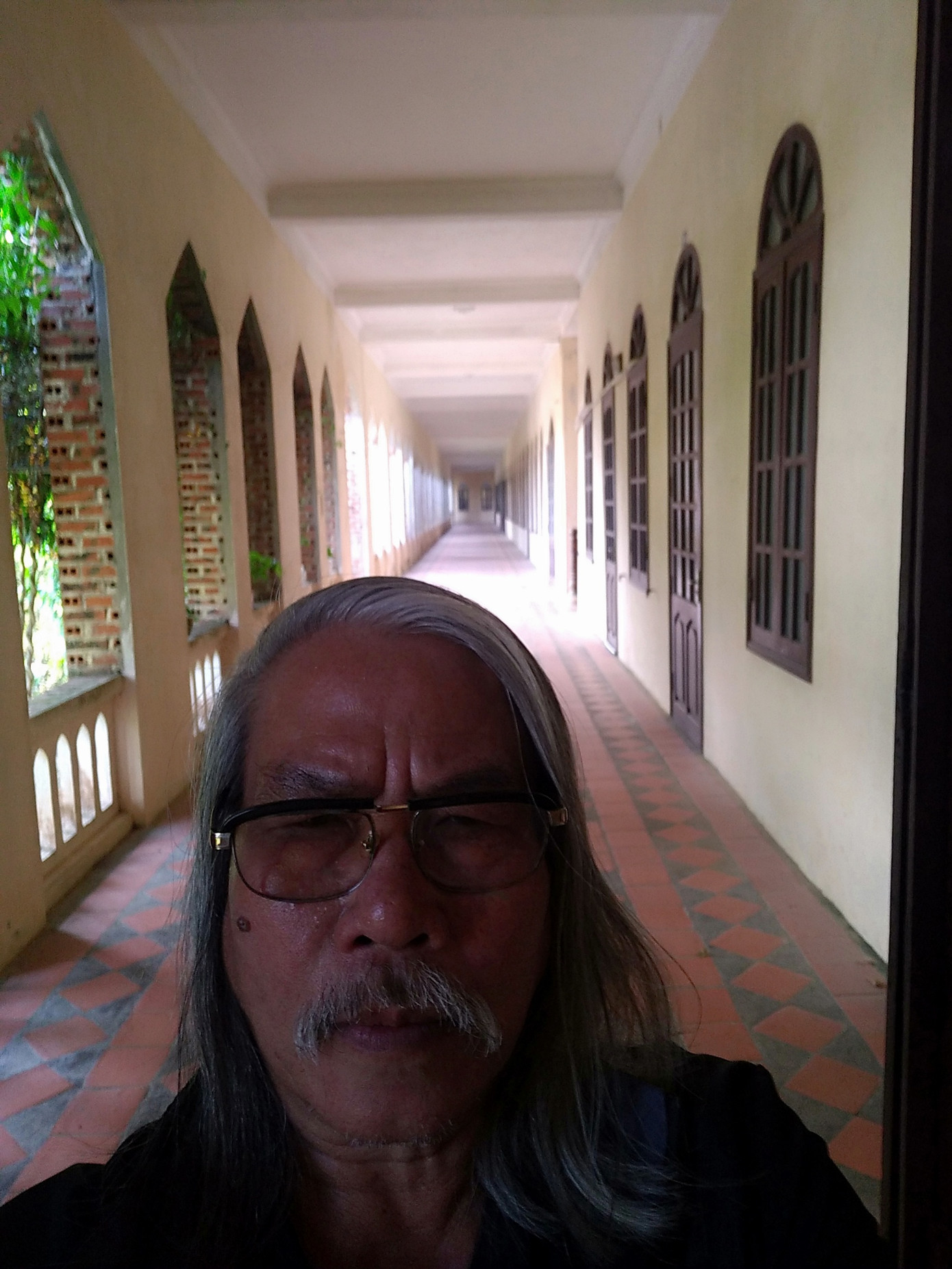 Tác giả trong hành lang Đan viện