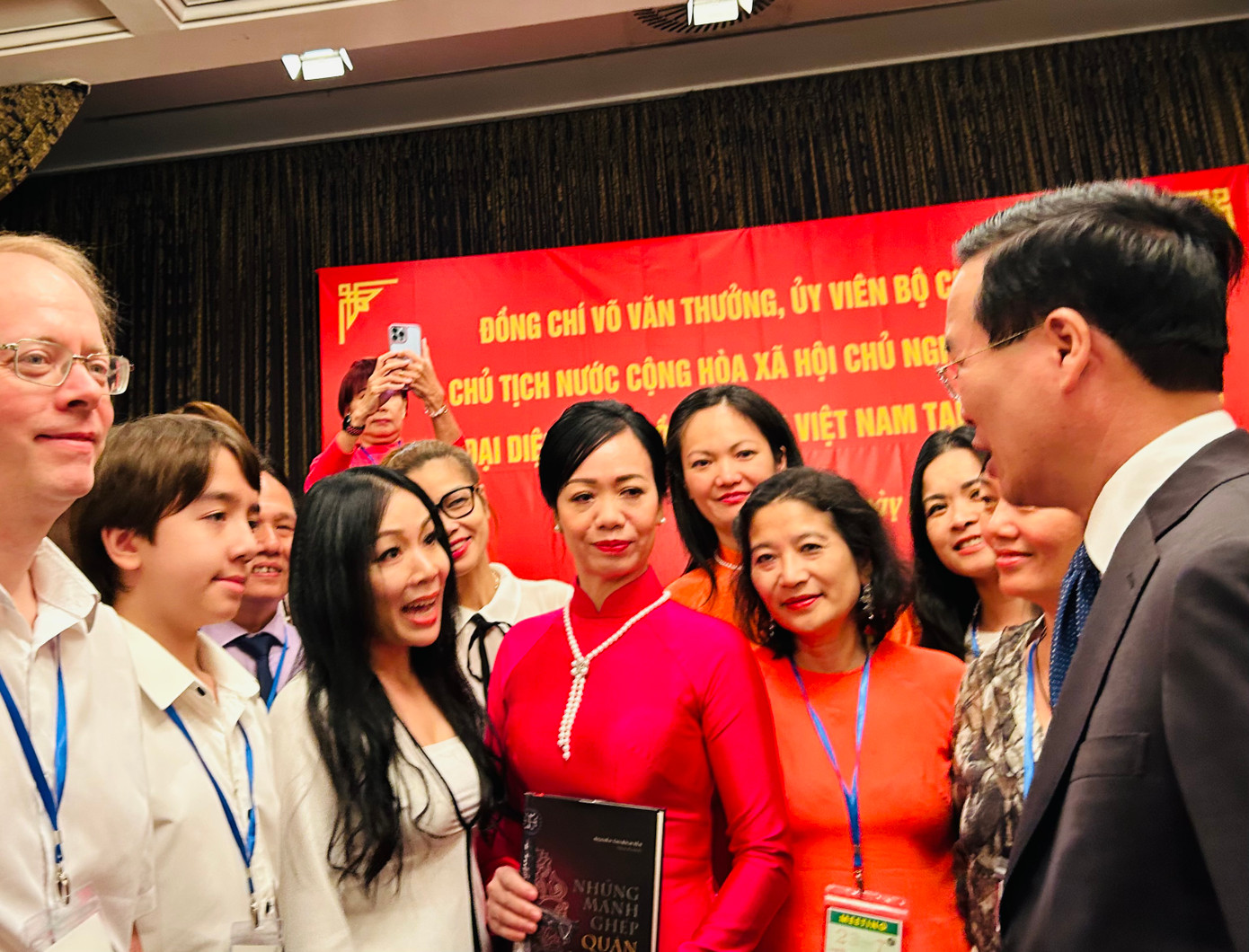 Chủ tịch nước nói chuyện với nhà báo TS Nguyễn Thị Bích Yến – Chủ nhiệm Dự án Ngày Quốc tổ Việt Nam toàn cầu và chồng con chị (3 người đầu tiên từ trái sang) và một số Việt kiều. Chồng chị Bích Yến là nghị sĩ thuộc Đảng Xanh – đảng trong liên minh cầm quyền ở Áo. Ảnh: Lê Xuân Sơn