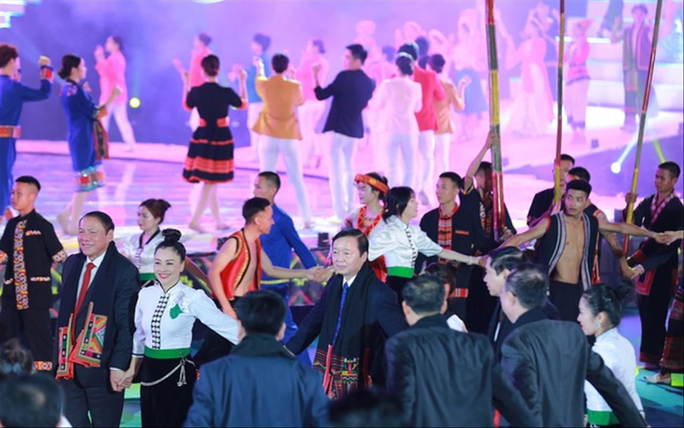 Phó Thủ tướng Trần Hồng Hà cùng tham gia điệu xoè Thái. Ảnh: Minh Khôi