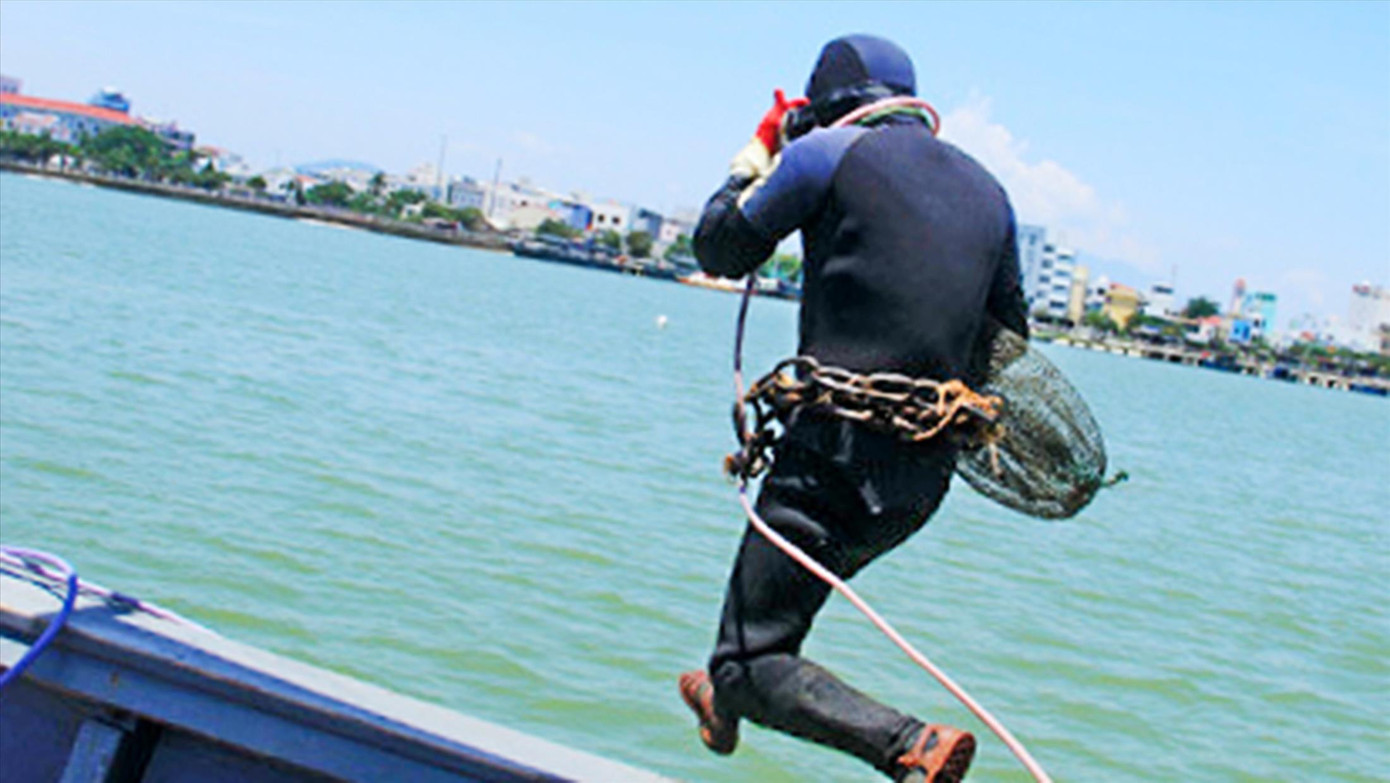 Thợ lặn nhảy xuống sông Hàn tìm bắt chíp chíp. Ảnh: N.Đ Thợ lặn nhảy xuống sông Hàn tìm bắt chíp chíp. Ảnh: N.Đ