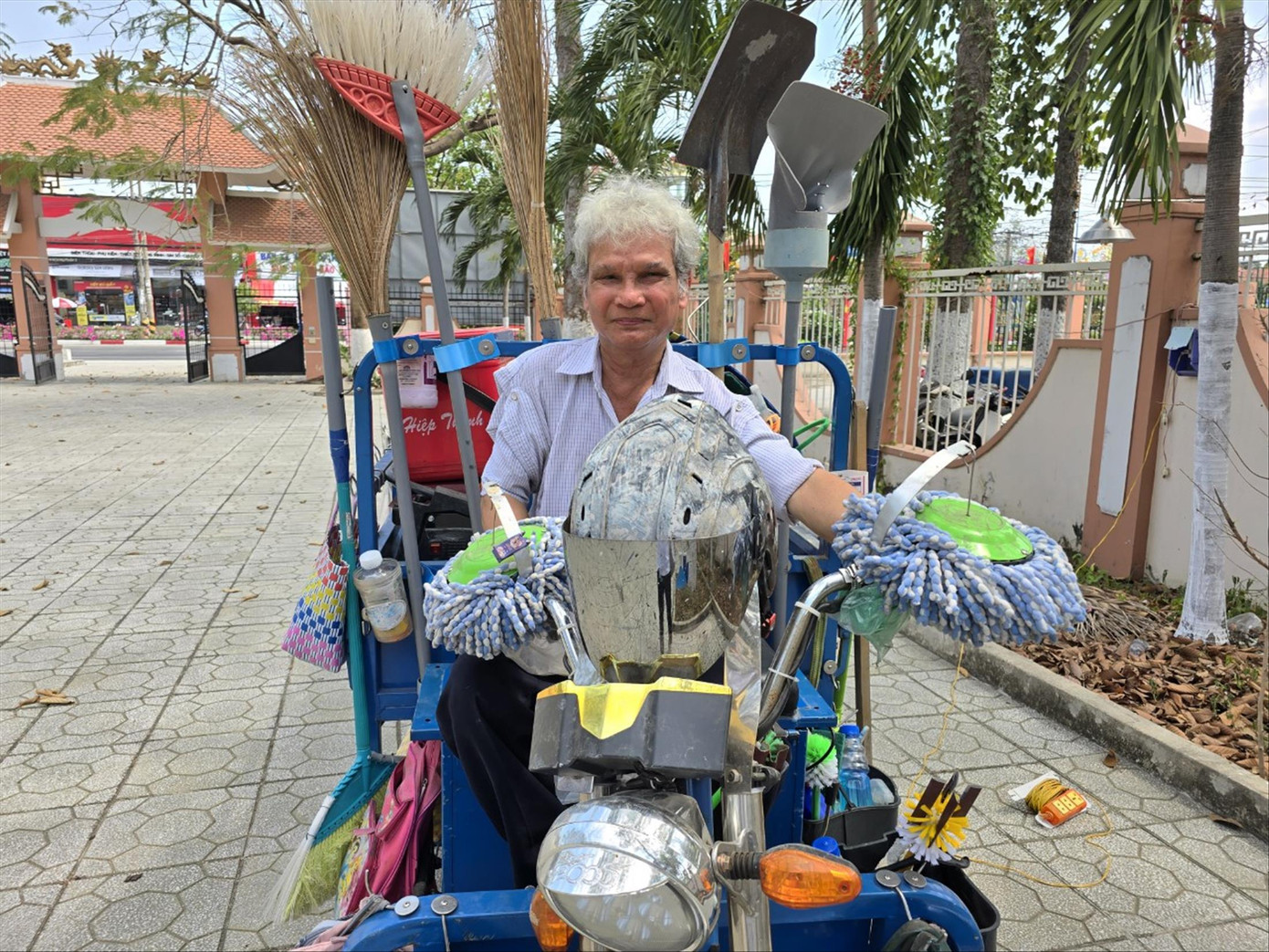 Ông Đinh San Hà trên chiếc xe ba gác chở đầy dụng cụ đi lo việc “bao đồng” Ông Đinh San Hà trên chiếc xe ba gác chở đầy dụng cụ đi lo việc “bao đồng”