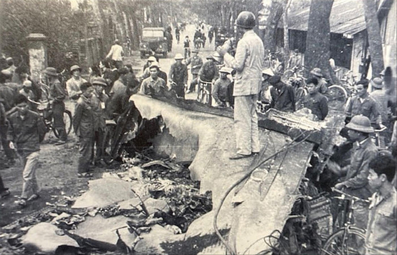 Xác máy bay B-52 rơi trên đường Hoàng Hoa Thám (Hà Nội). Ảnh: T.L Xác máy bay B-52 rơi trên đường Hoàng Hoa Thám (Hà Nội). Ảnh: T.L