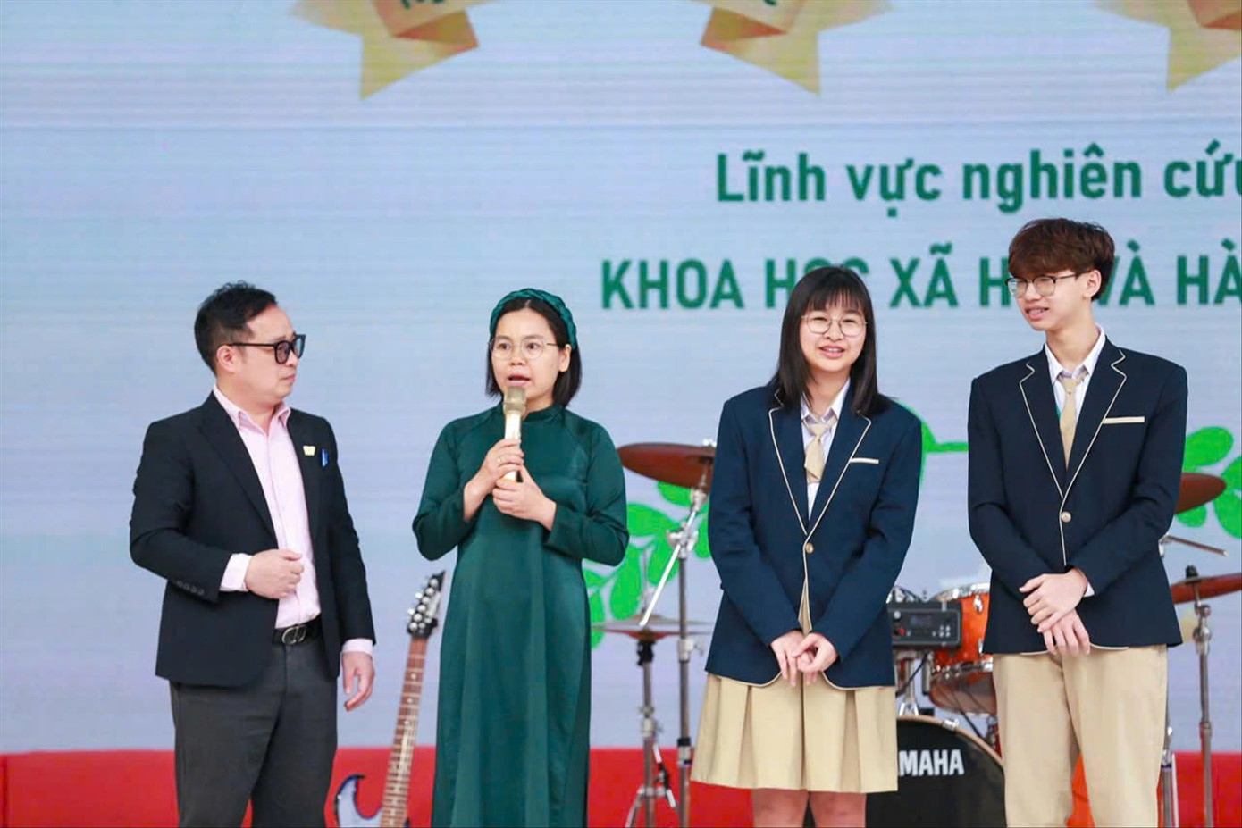 Hai học sinh Trường THPT Phan Huy Chú (bên phải) và cô giáo hướng dẫn vừa đoạt giải Nhất Cuộc thi Nghiên cứu khoa học kỹ thuật dành cho học sinh trung học do Bộ GD&ĐT tổ chức năm 2025 Hai học sinh Trường THPT Phan Huy Chú (bên phải) và cô giáo hướng dẫn vừa đoạt giải Nhất Cuộc thi Nghiên cứu khoa học kỹ thuật dành cho học sinh trung học do Bộ GD&ĐT tổ chức năm 2025