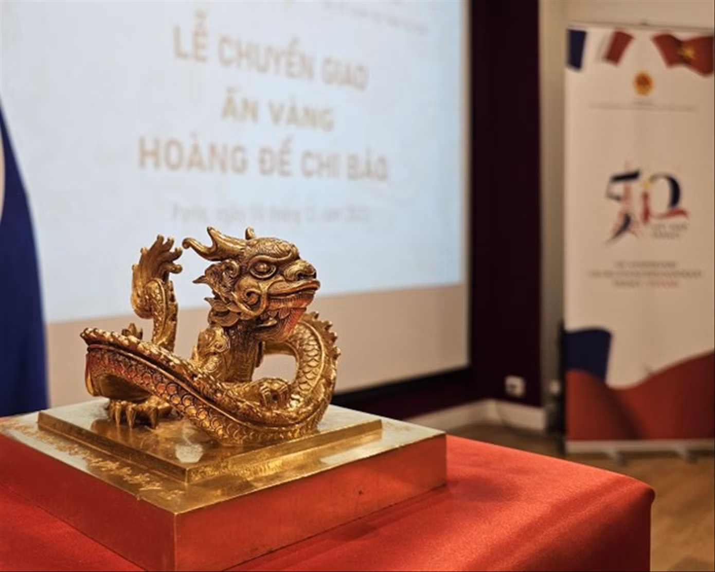 Sau một năm đàm phán, thương thảo ấn vàng Hoàng đế chi bảo chính thức trở về Việt Nam Sau một năm đàm phán, thương thảo ấn vàng Hoàng đế chi bảo chính thức trở về Việt Nam