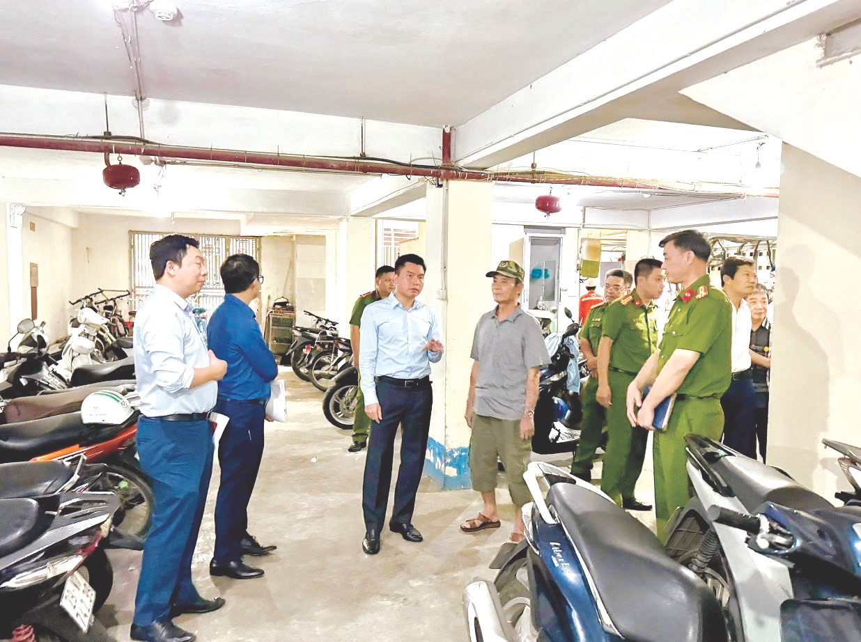 Đoàn Kiểm tra của Ban chỉ đạo Công tác phòng cháy chữa cháy và cứu nạn cứu hộ (PCCC& CHCN) do đồng chí Lê Tuấn Định, Chủ tịch UBND quận Đống Đa dẫn đầu cùng đơn vị chức năng kiểm tra thực tế tại các cơ sở Đoàn Kiểm tra của Ban chỉ đạo Công tác phòng cháy chữa cháy và cứu nạn cứu hộ (PCCC& CHCN) do đồng chí Lê Tuấn Định, Chủ tịch UBND quận Đống Đa dẫn đầu cùng đơn vị chức năng kiểm tra thực tế tại các cơ sở