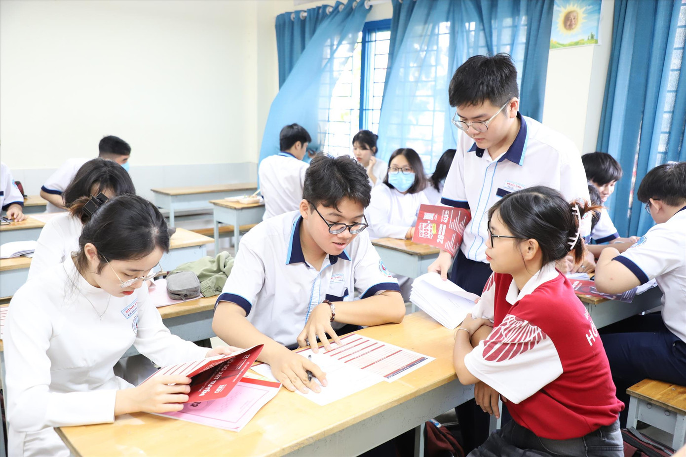 Nhiều trường ĐH đến tận trường hỗ trợ thí sinh đăng ký hồ sơ xét tuyển học bạ sớm. Ảnh: Nguyễn Dũng